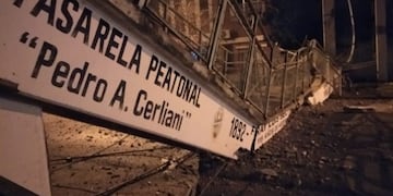 El único puente peatonal que tiene Fray Luis Beltrán sobre la Ruta 11 quedó en el suelo\u002E (@soria_pablo)