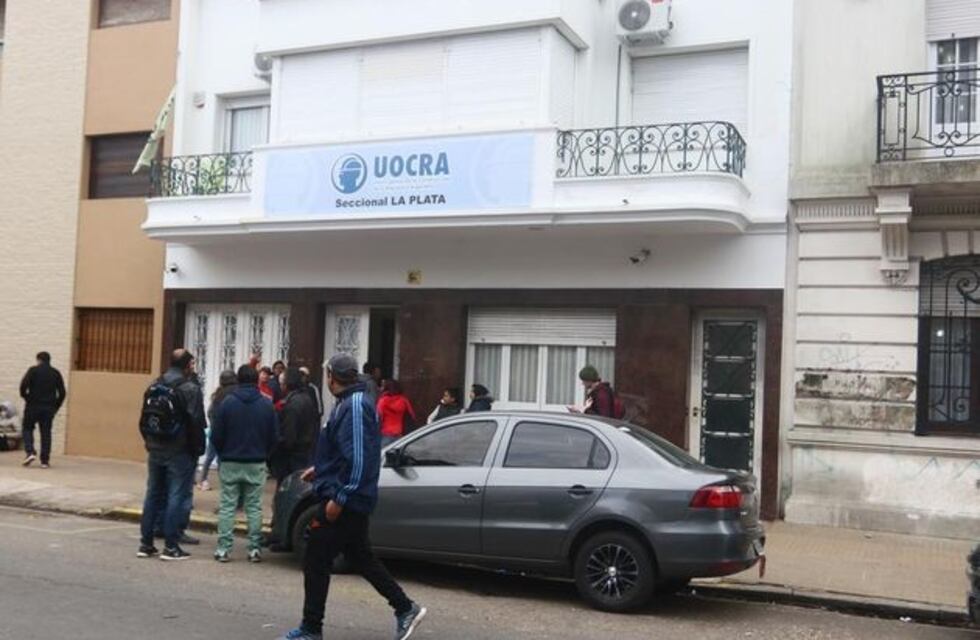 Balearon la sede de la UOCRA en La Plata
