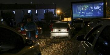 Yerba Buena: más de un centenar de personas en la primera función del autocine\u002E (Web)