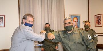 Autoridades de Gendarmería Nacional con el Intendente de Gualeguaychú\u002E\nCrédito: Prensa Municipal