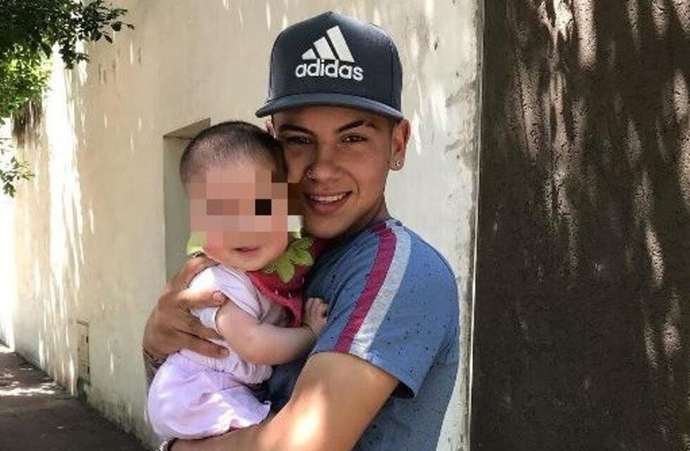 Asesinan a un joven al frente de una escuela: Buscan al autor