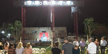 Las imágenes del emotivo homenaje a Emiliano Sala en Progreso