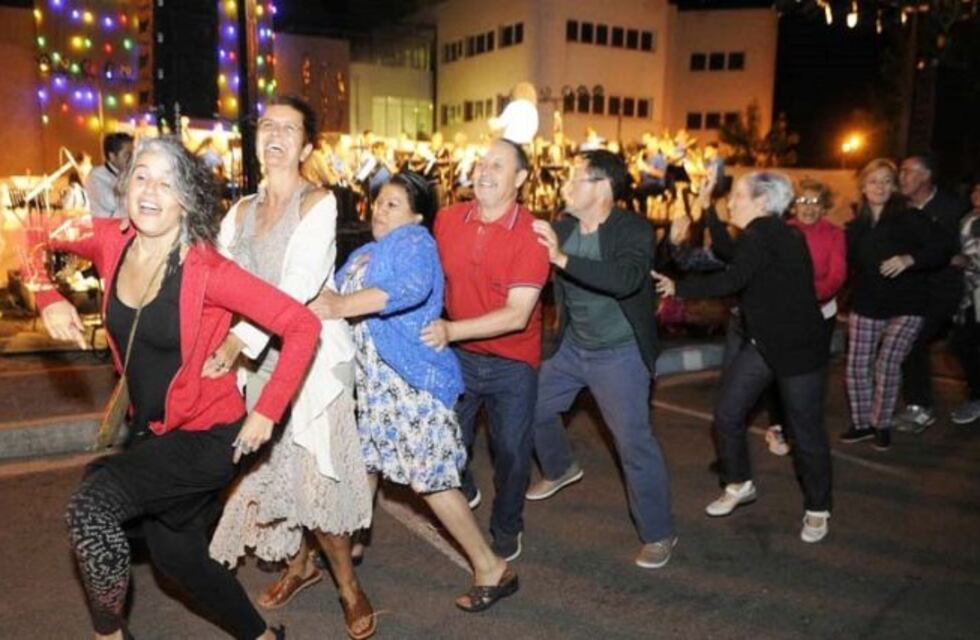 Miles de personas disfrutaron del concierto bailable de la Banda Sinfónica en el Medasur