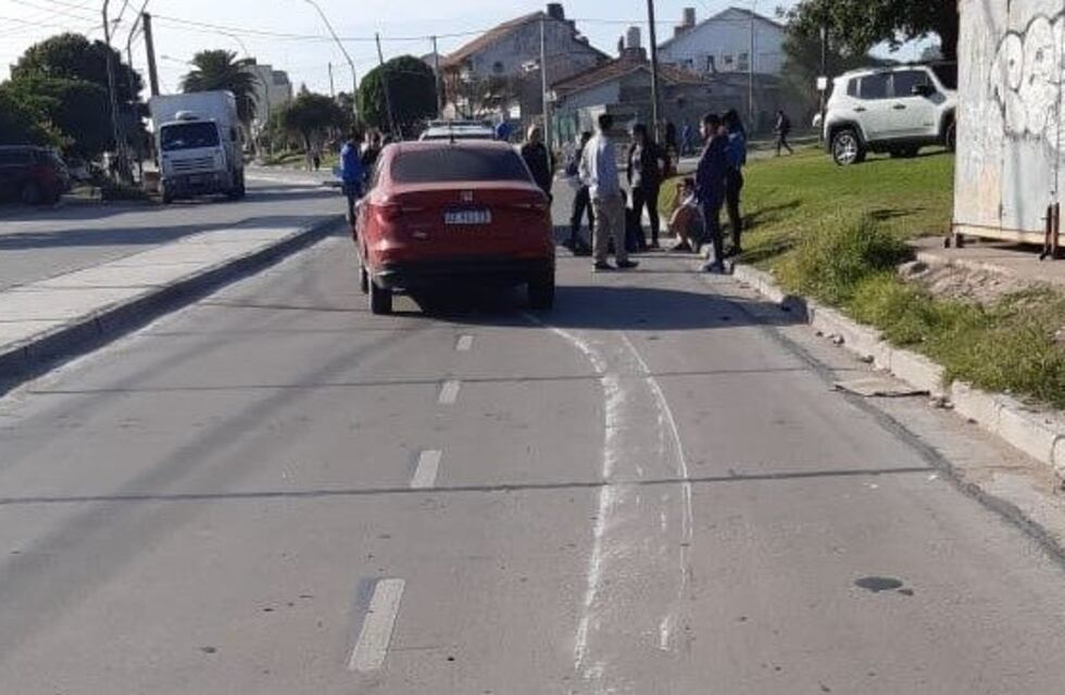 Borracho atropelló a una mujer, siguió avanzando y a las dos cuadras, chocó a una moto