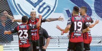 El uruguayo Balboa viene de jugar en Patronato\u002E Y cuando militó en Sarmiento, le hizo un doblete a Belgrano en el Kempes\u002E