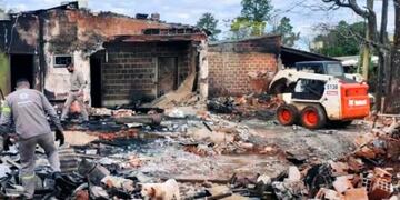 Vivienda destruida en Posadas\u002E Trabajan municipales en la ayuda a la familia que perdió todo, incluido su negocio de tapicería\u002E
