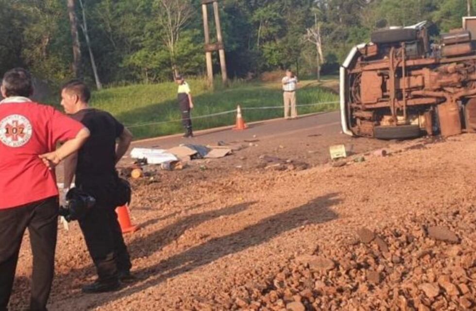 Dos víctimas fatales en el vuelco de un camión municipal en Eldorado