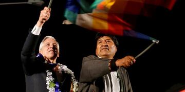 FILE PHOTO: Bolivia's President Evo Morales and Vice President Alvaro Garcia Linera attend a rally with supporters in El Alto, Bolivia October 28, 2019\u002E REUTERS/David Mercado/File Photo
