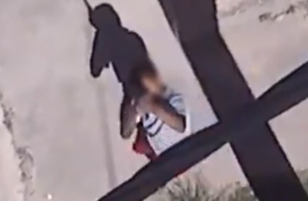 Así delincuentes le disparan a una cámara de seguridad para dejarla fuera de servicio