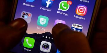 (FILES) This file photo taken on March 22, 2018 shows apps for WhatsApp, Facebook, Instagram and other social networks on a smartphone in Chennai\u002E\r\nIndian police urged people on June 27 not to believe false rumours on WhatsApp after five fresh incidents of crazed mobs attacking people left one woman dead and a dozen hurt\u002E / AFP PHOTO / ARUN SANKAR noticias falsas que circulan por WhatsApp ya causaron tres muertes en India internet redes sociales