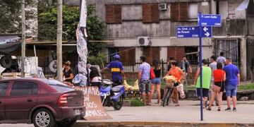 Colas de vecinos en Isidro Casanova, en plena cuarentena\u002E (Maxi Failla/Clarín)