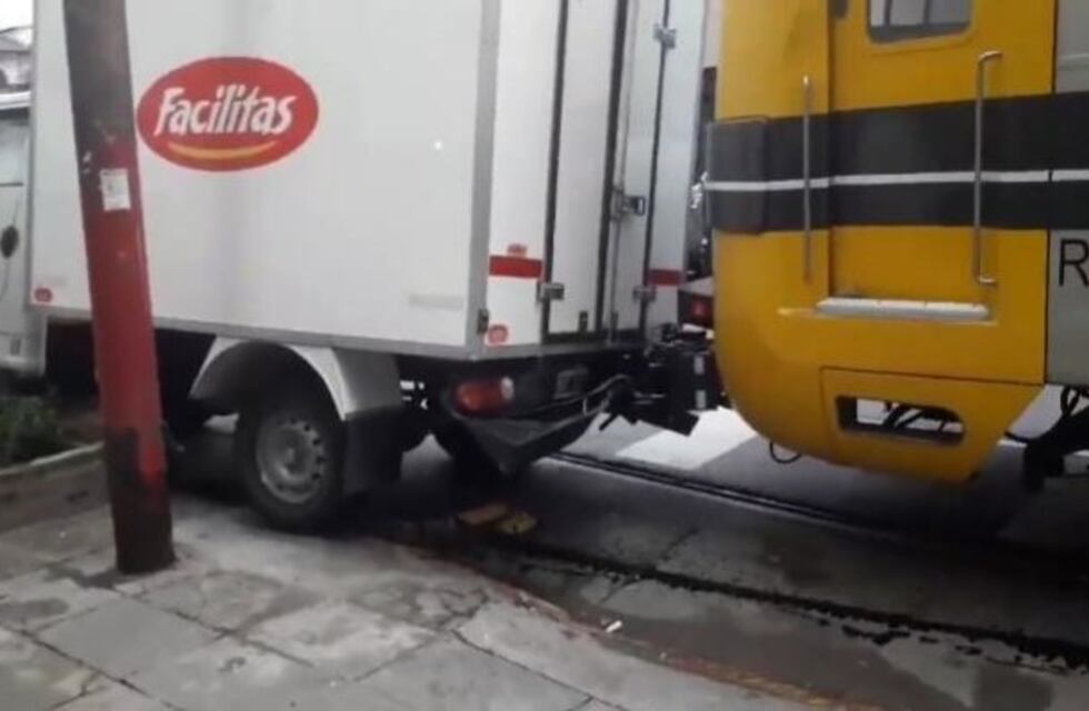 Una formación de la línea A del subte salió del galpón sin chofer, cruzó la calle y chocó tres autos