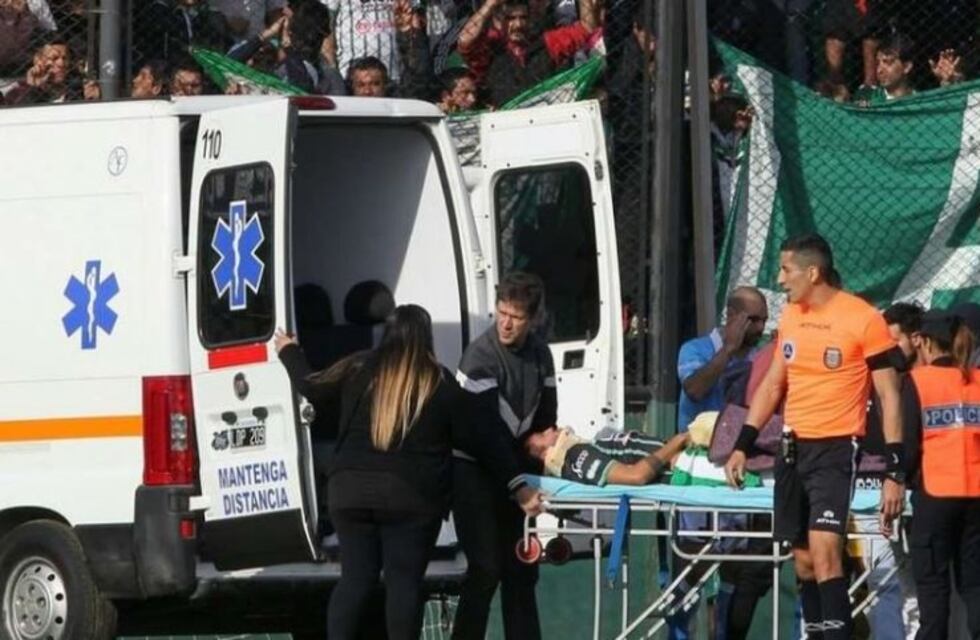 Susto en el Ascenso: Un jugador de San Miguel sufrió convulsiones tras chocar su cabeza con la de un rival