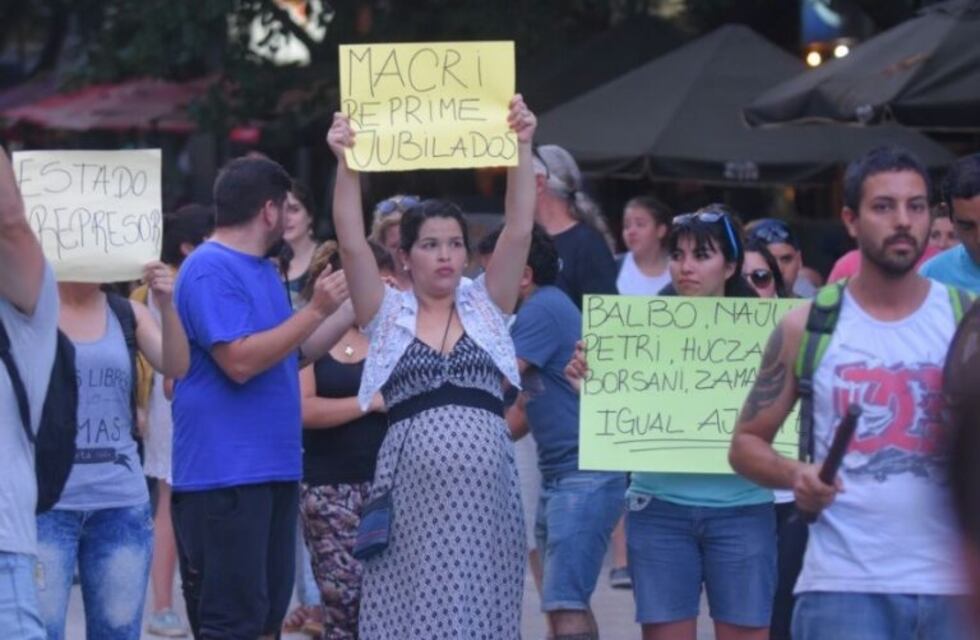 Nuevo cacerolazo y movilización en pleno centro de Mendoza contra la reforma previsional
