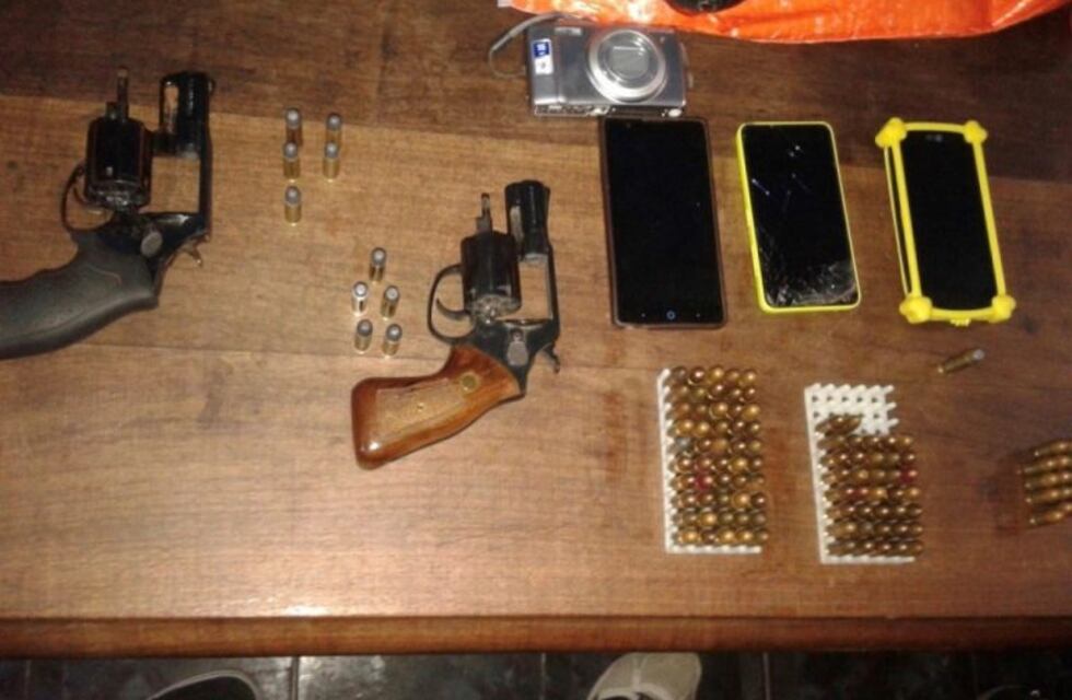 Buscaban al presunto autor de un crimen y detuvieron a su madre por la tenencia de varias armas