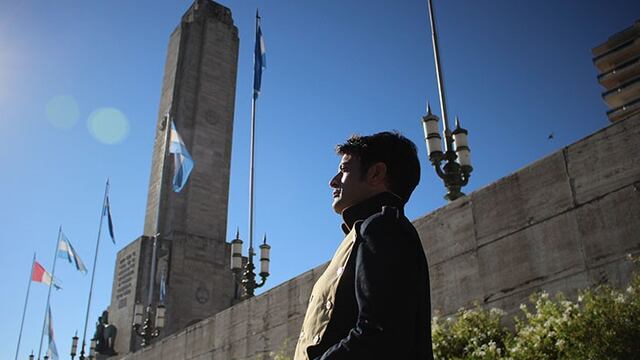 Recorrido nocturno por el Monumento con Pablo Rago por el aniversario de la creaciu00f3n de la bandera