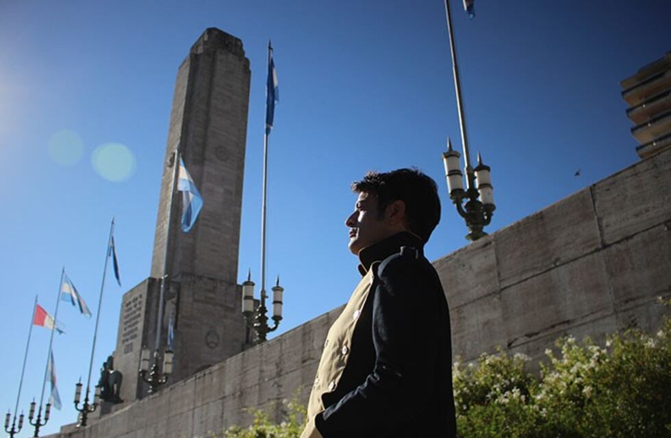 Recorrido nocturno por el Monumento con Pablo Rago por el aniversario de la creación de la bandera