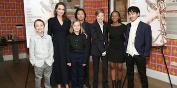 Angelina Jolie con Knox, Vivienne, Pax, Shiloh, Zahara y Maddox\u002E