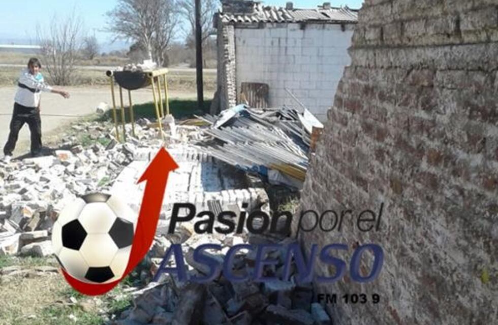 El viento del sábado volteó un paredón del club Unión Florida y piden ayuda para reconstruirlo