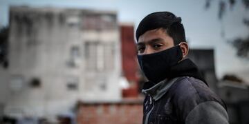 AME433\u002E BUENOS AIRES (ARGENTINA), 02/07/2020\u002E- Jeremías, residente del barrio Fuerte Apache, posa este jueves, luego del endurecimiento de la cuarentena obligatoria por el COVID-19, en la provincia de Buenos Aires (Argentina)\u002E EFE/Juan Ignacio Roncoroni