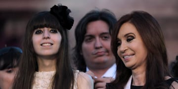 En esta foto de archivo tomada el 10 de diciembre de 2011, la reelecta presidenta Cristina Kirchner sonríe junto a su hija Florencia y su hijo Máximo, durante su ceremonia de asunción el 10 de 2011\u002E Crédito: DANIEL GARCIA / AFP\u002E