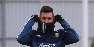 El capitán de la selección argentina de fútbol, Lionel Messi, durante un entrenamiento en Moscú, Rusia, el 07/11/2017\u002E Messi renovó este 08/11/2017 en Moscú su ilusión por ganar el Mundial de Rusia 2018, pero advirtió que no le gustaría tener que jugar con España, a la que ve candidata al título junto con Brasil, Alemania y Francia\u002E\r\n(Vinculado al texto de dpa \