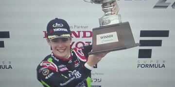 El franco argentino Sacha Fenestraz, campeón de la Fórmula 3 Japonesa (2019) con el trofeo de ganador de la carrera 3 de la anteúltima fecha, que le aseguró la corona de manera anticipada\u002E