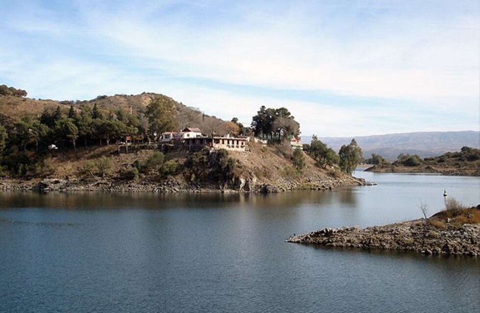 Pescaba en el Dique Los Molinos y murió ahogado