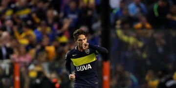 fecha de clasico clasicos superclasico super clasico rnrnBUENOS AIRES (ARGENTINA), 14/05/2017.- El jugador de Boca, Fernando Gago, celebra despuu00e9s de anotar un gol contra River durante un partido de la Liga Argentina entre Boca Juniors y River Plate hoy, domingo 14 de mayo de 2017, en el estadio de La Bombonera de la ciudad de Buenos Aires (Argentina). EFE/David Fernu00e1ndezrnrnrn cancha de boca juniors fernando gago campeonato torneo primera division 2016 2017 futbol futbolistas partido boca juniors river plate