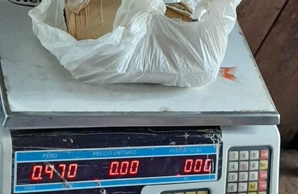 Limpiaba el cuarto de su hijo y se topó con un ladrillo de marihuana