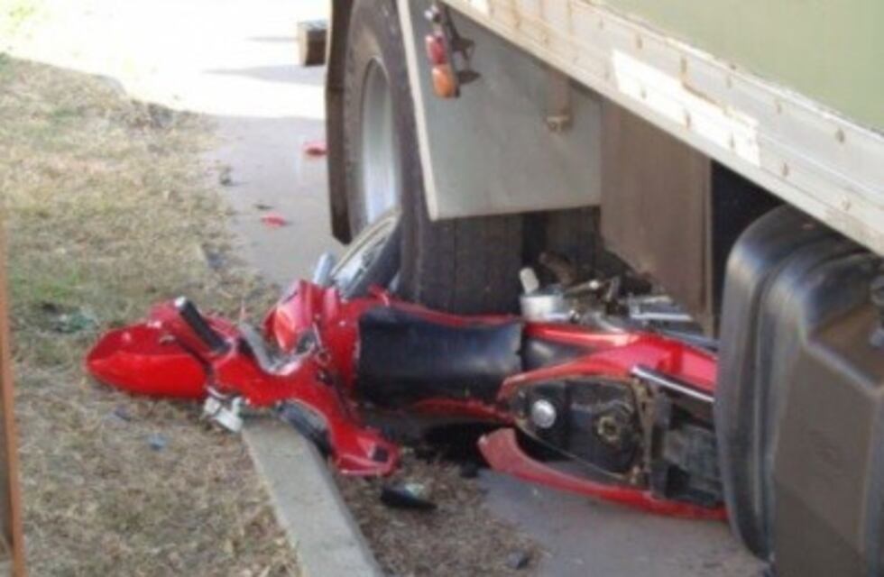 Un camión atropelló a una joven motociclista y por las lesiones debió ser hospitalizada