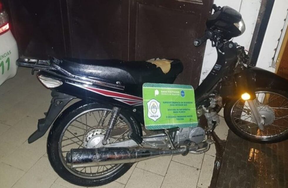 White: iba en una moto robada desobedeciendo la cuarentena  y fue detenido