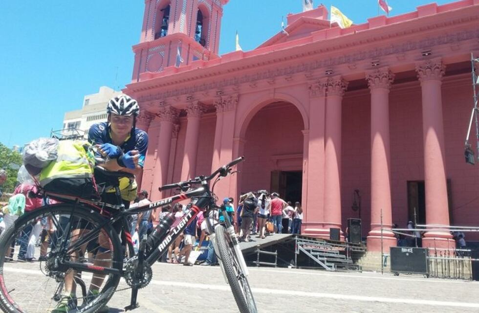 Le robaron la bicicleta al joven que cumple las promesas a la Virgen del Valle