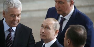 Russian President Vladimir Putin, accompanied by Deputy Prime Minister Dmitry Rogozin and Moscow Mayor Sergei Sobyanin, visits the historical Space Pavilion opened after a renovation at the the Exhibition of Achievements of National Economy (VDNH) on the Cosmonautics Day in Moscow, Russia April 12, 2018\u002E Maxim Shipenkov/Pool via REUTERS