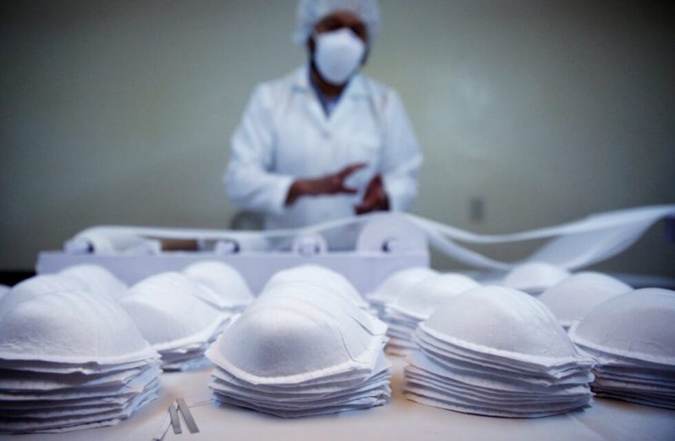 Un policía usó una bombacha como barbijo y el video se hizo viral