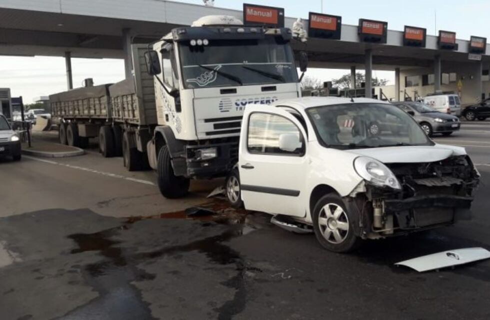 Impresionante choque en el peaje de la ruta E-53
