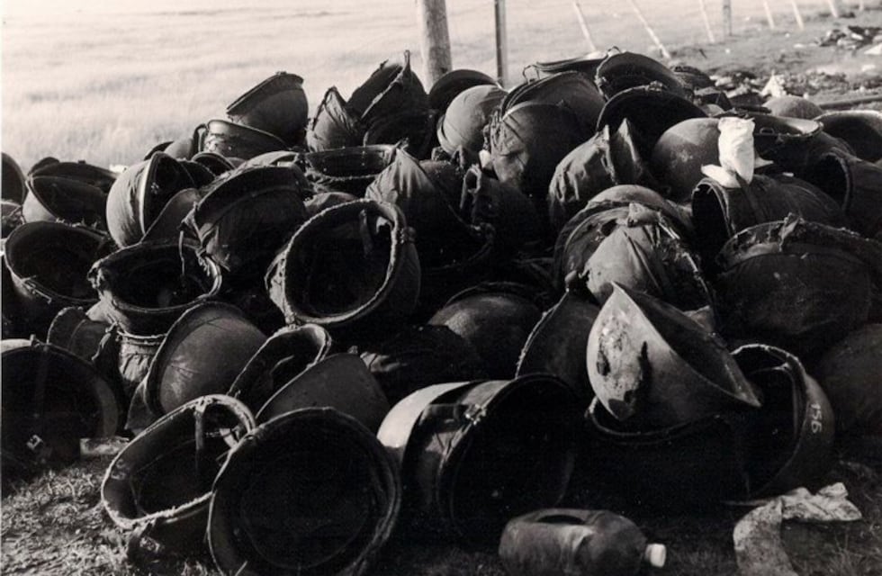 La emocionante historia de dos soldados rivales que intercambiaron sus cascos en Malvinas, 37 años después se reencontraron