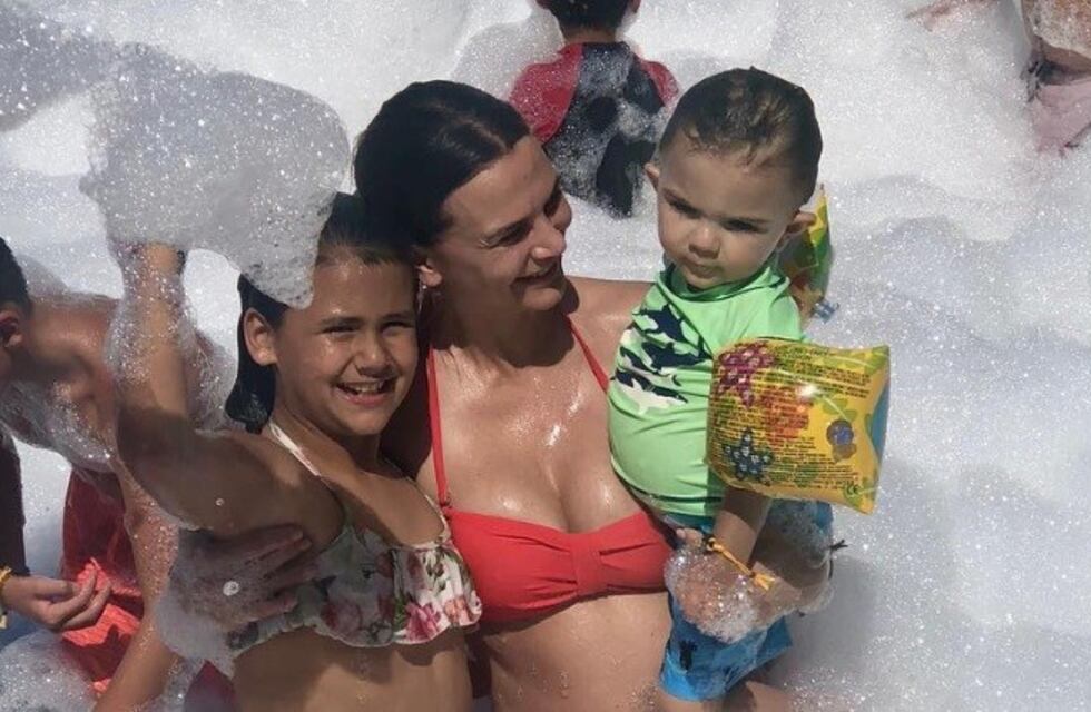 Con bikini y zunga, las cálidas vacaciones de Granata con su pareja y sus hijos en Cancún