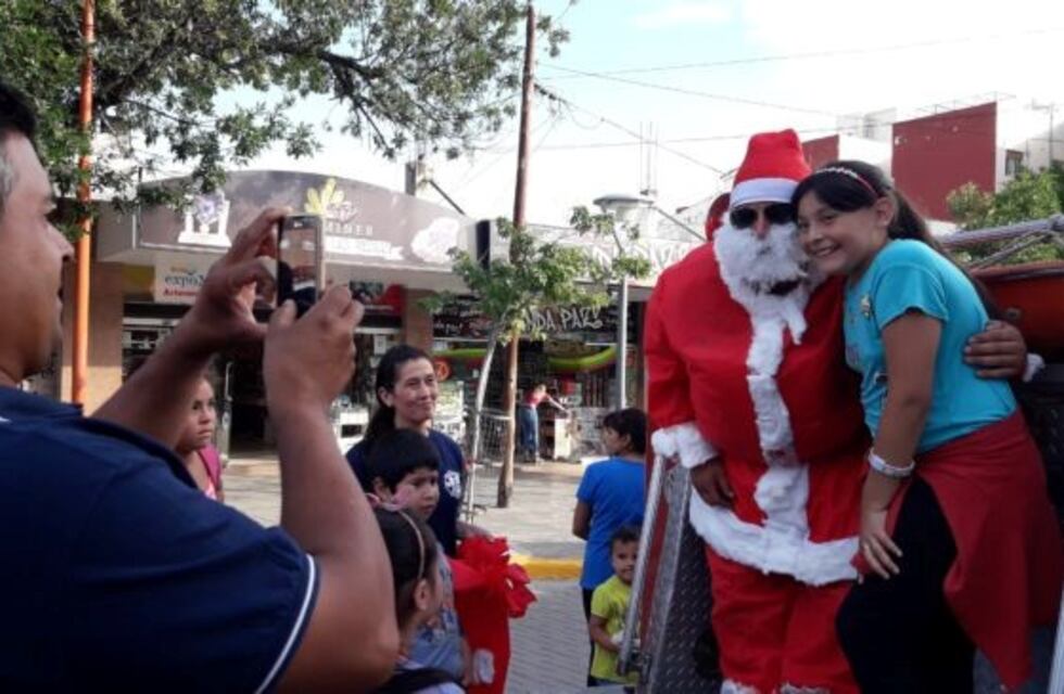 "Papá Noel Bombero" recorrió las calles de Carlos Paz