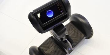 A Loomo by Segway-Ninebot is on display at the booth of Segway during a preview day of the IFA, the world's leading trade show for consumer electronics and home appliances, in Berlin on August 30, 2018\u002E (Photo by Tobias SCHWARZ / AFP) alemania berlin  IFA 2018 las innovaciones tecnologicas tecnologia Segway Ninebot