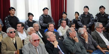 BAS09\u002E BUENOS AIRES (ARGENTINA), 17/02/2014\u002E- La Justicia argentina sentó hoy, lunes 17 de febrero de 2014, por primera vez en el banquillo de los acusados a magistrados que ejercieron durante la última dictadura (1976-1983) por complicidad en crímenes de lesa humanidad cometidos en la provincia argentina de Mendoza (oeste)\u002E En el proceso que dio comienzo hoy, el Tribunal Oral en lo Criminal Federal N° 1 de Mendoza (unos 1\u002E000 kilómetros al oeste de Buenos Aires) juzgará a 40 imputados, entre ellos cinco exjueces federales acusados de participar del entramado del terrorismo de Estado y ser cómplices de torturas y desapariciones\u002E EFE/TELAM/Alfredo Ponce mendoza juicio por crimenes de lesa humanidad en la provincia de mendoza crimenes durante la dictadura militar juicios dictadura militar