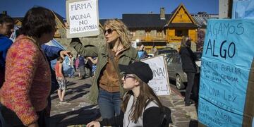 Un grupo de manifestantes juntaron firmas para solicitar que la vacuna contra el coronavirus no sea obligatoria