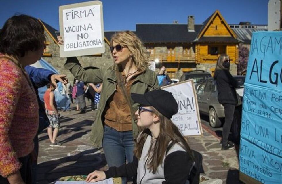 Un grupo de manifestantes juntaron firmas para solicitar que la vacuna contra el coronavirus no sea obligatoria