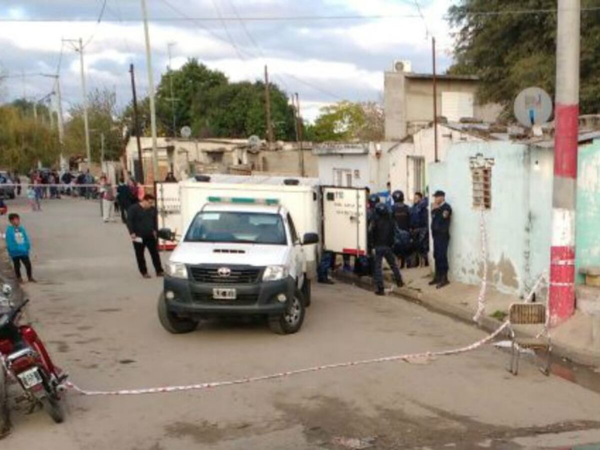 El momento en que trasladan a la mujer fallecida.