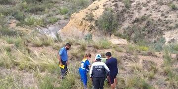 Policías y paramédicos del Centro Coordinado de Emergencia junto a los restos del motociclista que perdió el control del vehículo en la Ruta 7. Gentileza El Sol