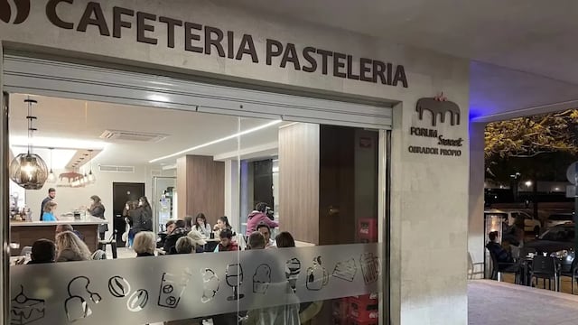 Fue a merendar con sus 5 hijos y la echaron
