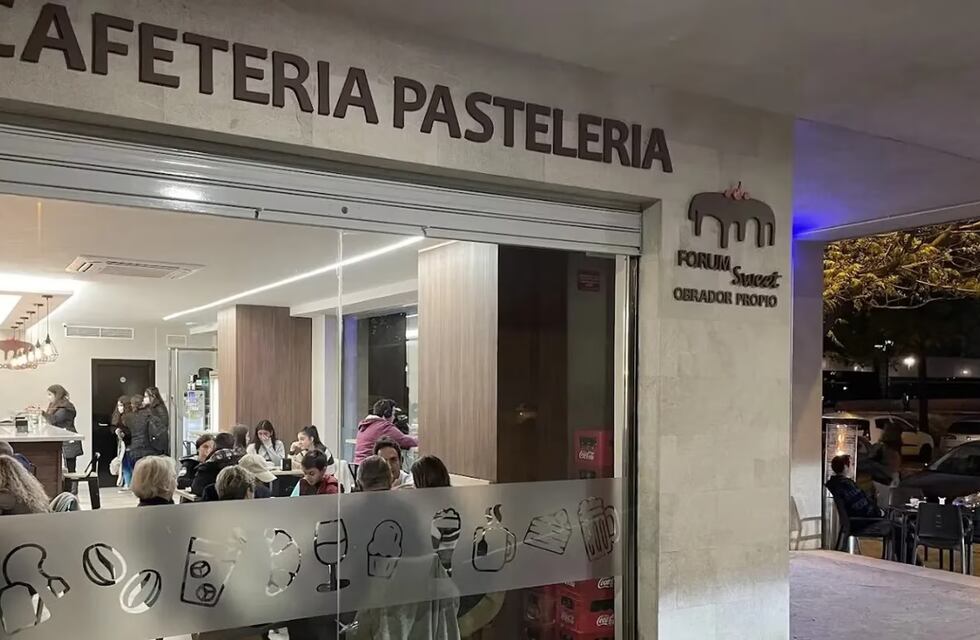 Fue a merendar con sus 5 hijos, los echaron y el argumento se volvió viral: “Enséñeles respeto”