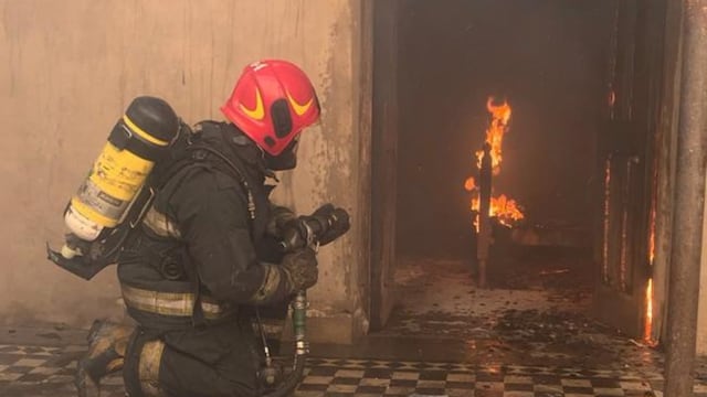 Incendio en calle Cervantes al 900 de Bº General Bustos. (Policía de Córdoba)