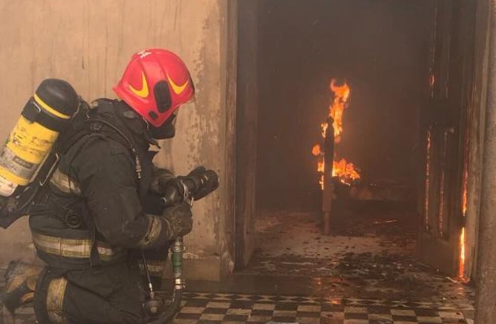 Video: Bomberos combatieron un feroz incendio en una vivienda de barrio General Bustos