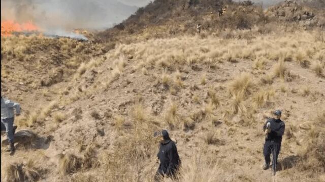 El viento Sur complicó las cosas y extendió las llamas a la zona de Sierras de Chávez y Sierras de Elizondo.